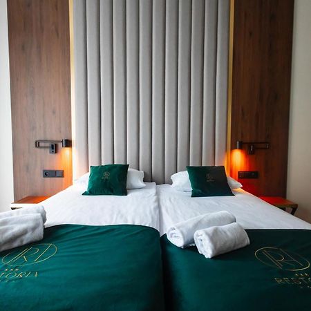 Restoria Hotel*** ราจินโปดลาสกี ภายนอก รูปภาพ