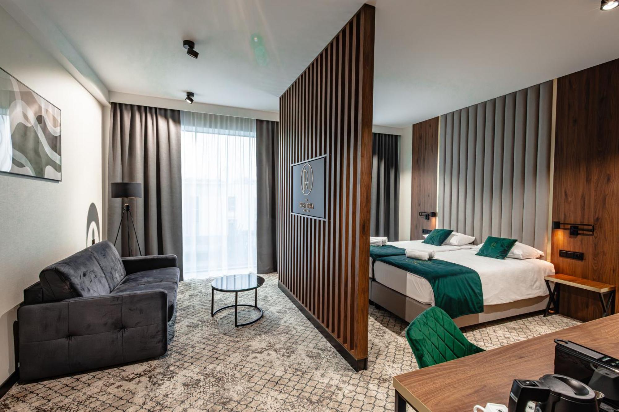 Restoria Hotel*** ราจินโปดลาสกี ภายนอก รูปภาพ